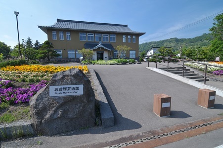 24toyakogeijyutugaikan.jpg